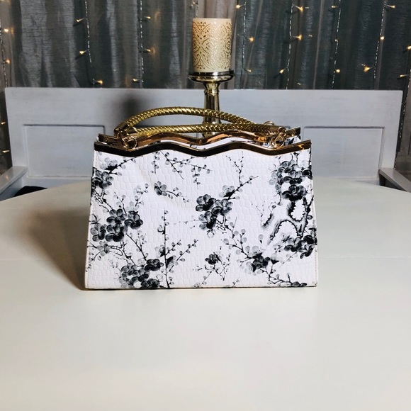 Disney Epcot China Black & White Floral Purse - Picture 2 of 8